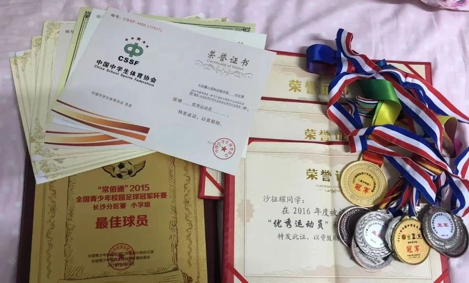 他道出了全, 热爱, 实习生